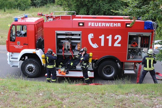 Übungswochenende der Feuerwehren (Foto: Karl-Heinz Herrmann) Übungswochenende der Feuerwehren (Foto: Karl-Heinz Herrmann)