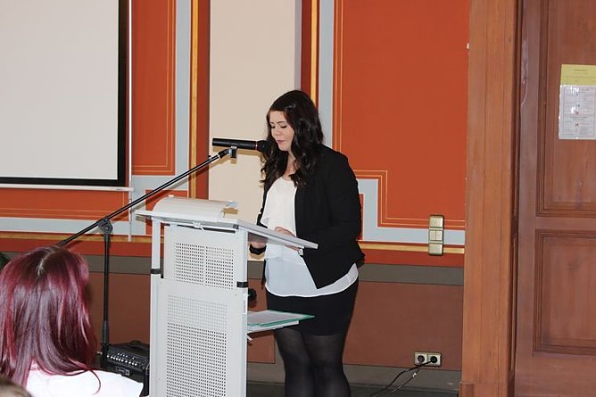 Feierlich Zeugnisse übergeben (Foto: Karl-Heinz Herrmann) Feierlich Zeugnisse übergeben (Foto: Karl-Heinz Herrmann)