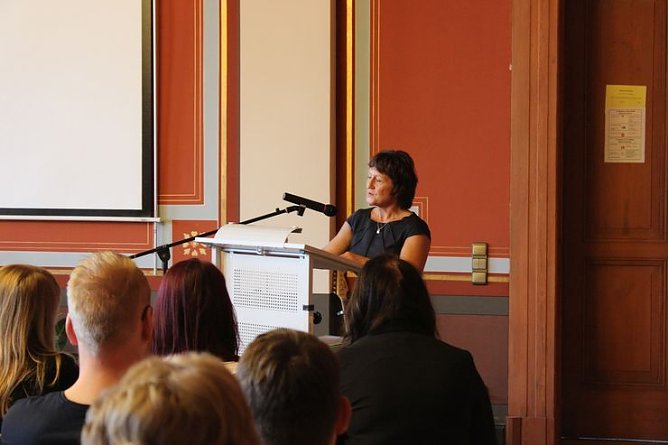 Feierlich Zeugnisse übergeben (Foto: Karl-Heinz Herrmann) Feierlich Zeugnisse übergeben (Foto: Karl-Heinz Herrmann)