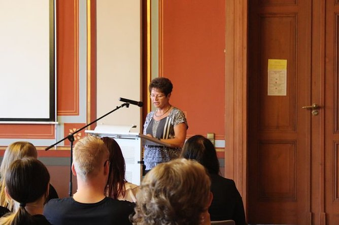 Feierlich Zeugnisse übergeben (Foto: Karl-Heinz Herrmann) Feierlich Zeugnisse übergeben (Foto: Karl-Heinz Herrmann)