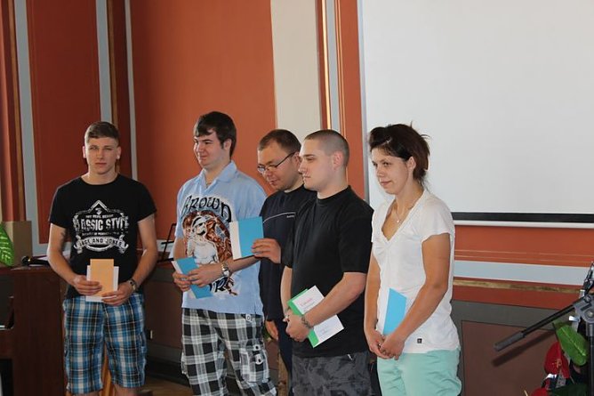 Feierlich Zeugnisse übergeben (Foto: Karl-Heinz Herrmann) Feierlich Zeugnisse übergeben (Foto: Karl-Heinz Herrmann)