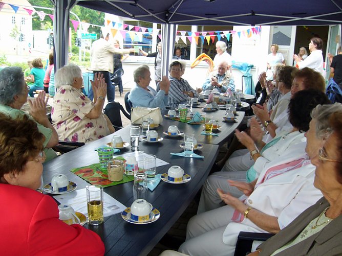 Sommerfest mit Aprilwetter (Foto: Düne) Sommerfest mit Aprilwetter (Foto: Düne)