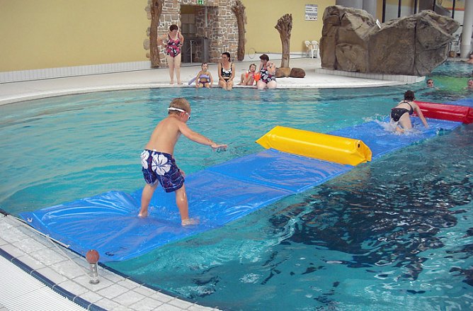 Sommerferienspaß in der Kyffhäuser-Therme (Foto: Kyffhäusertherme) Sommerferienspaß in der Kyffhäuser-Therme (Foto: Kyffhäusertherme)