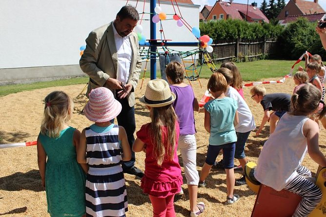 Spielgerät in Jecha eingeweiht (Foto: Karl-Heinz Herrmann) Spielgerät in Jecha eingeweiht (Foto: Karl-Heinz Herrmann)