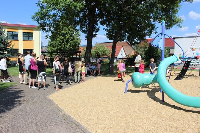 Spielgerät in Jecha eingeweiht (Foto: Karl-Heinz Herrmann) Spielgerät in Jecha eingeweiht (Foto: Karl-Heinz Herrmann)