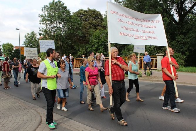 Demo &uuml;ber Bundesstra&szlig;e 4 in Greu&szlig;en gezogen (Foto: Karl-Heinz Herrmann)