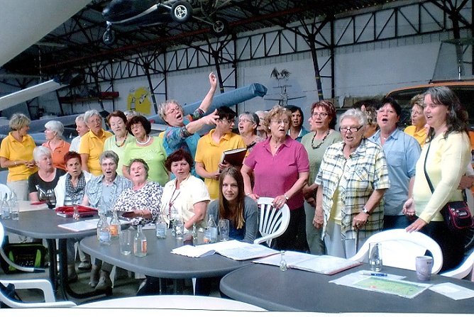Singen bringt Freude ins Herz…, (Foto: Ritta Landes) Singen bringt Freude ins Herz…, (Foto: Ritta Landes)