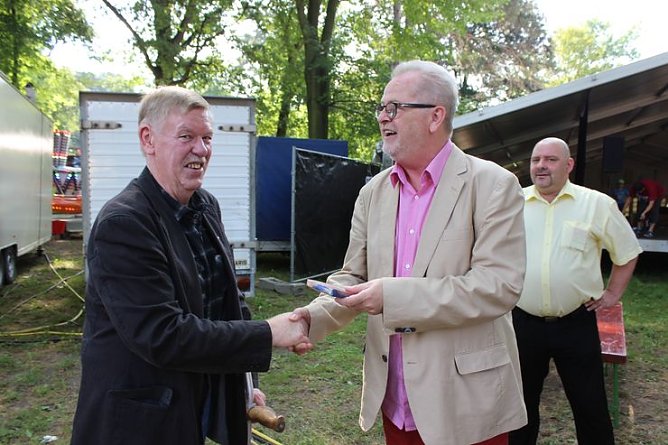 Herzlichen Glückwunsch! (Foto: Karl-Heinz Herrmann) Herzlichen Glückwunsch! (Foto: Karl-Heinz Herrmann)