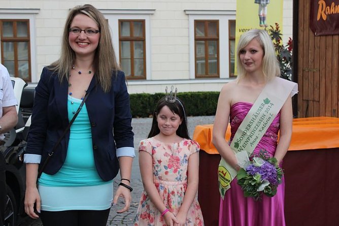 Weinfest bei Traumwetter eröffnet (Foto: Karl-Heinz Herrmann) Weinfest bei Traumwetter eröffnet (Foto: Karl-Heinz Herrmann)