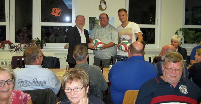 B&auml;lle f&uuml;r den Gro&szlig;furrarer Volleyballverein (Foto: Wahlkreisb&uuml;ro Scherer)