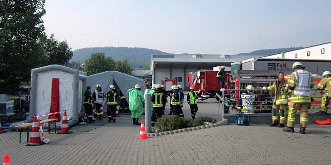Gefahrstoff&uuml;bung der Feuerwehren bei WAGO (Foto: Wago)