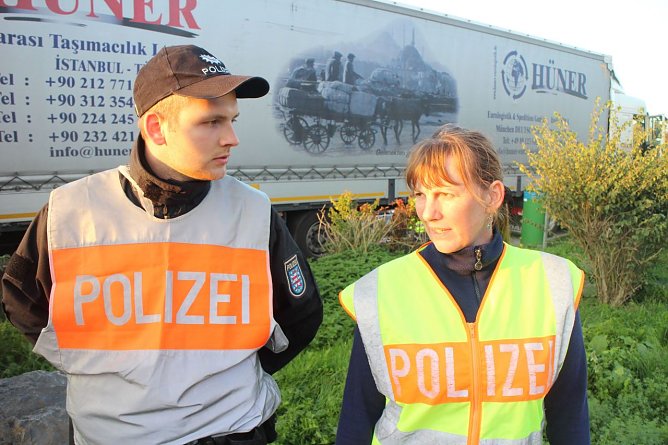 Hauptkommissarin Schwarze ist seit 16 Jahren bei der Autobahnpolizei (Foto: Angelo Glashagel)