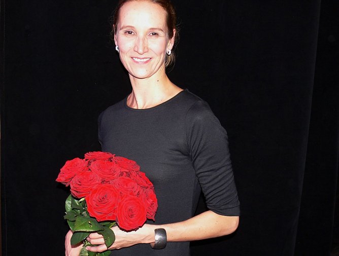 Rote Rosen erhielt Ballettdirektorin Jutta Ebnother von ihrer Kompanie (Foto: Birgit Susemihl) Rote Rosen erhielt Ballettdirektorin Jutta Ebnother von ihrer Kompanie (Foto: Birgit Susemihl)