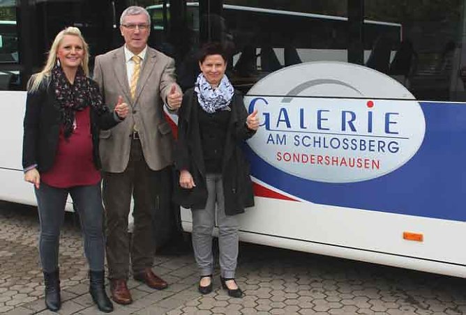 Werbebus präsentiert (Foto: Karl-Heinz Herrmann) Werbebus präsentiert (Foto: Karl-Heinz Herrmann)