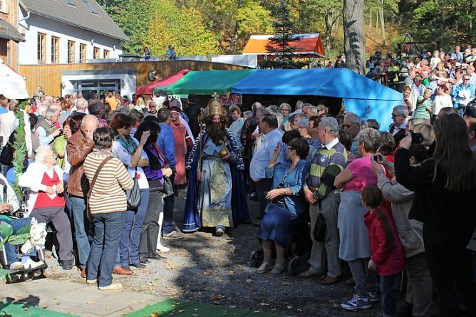 Massenandrang an der Barbarossahöhle (Foto: Karl-Heinz Herrmann) Massenandrang an der Barbarossahöhle (Foto: Karl-Heinz Herrmann)