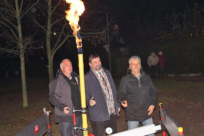 Erdgasnetz nun offiziell angeschlossen (Foto: Karl-Heinz Herrmann) Erdgasnetz nun offiziell angeschlossen (Foto: Karl-Heinz Herrmann)