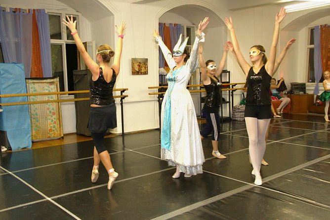 Die Schneek&ouml;nigin - ein getanztes M&auml;rchen. (Foto: G&uuml;nter Herting)