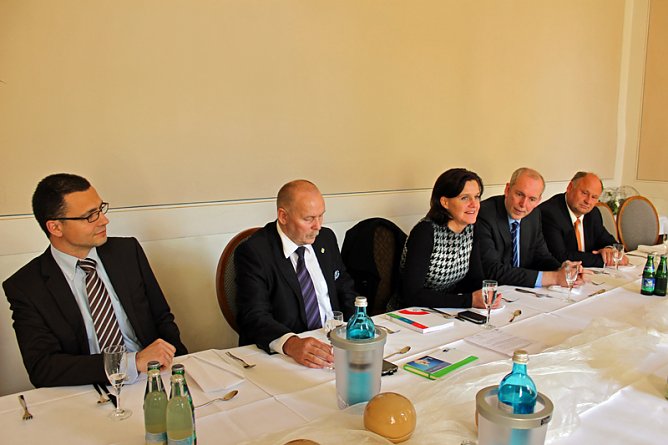 Politik am Mittag im Kyffhäuserkreis (Foto: Karl-Heinz Herrmann) Politik am Mittag im Kyffhäuserkreis (Foto: Karl-Heinz Herrmann)