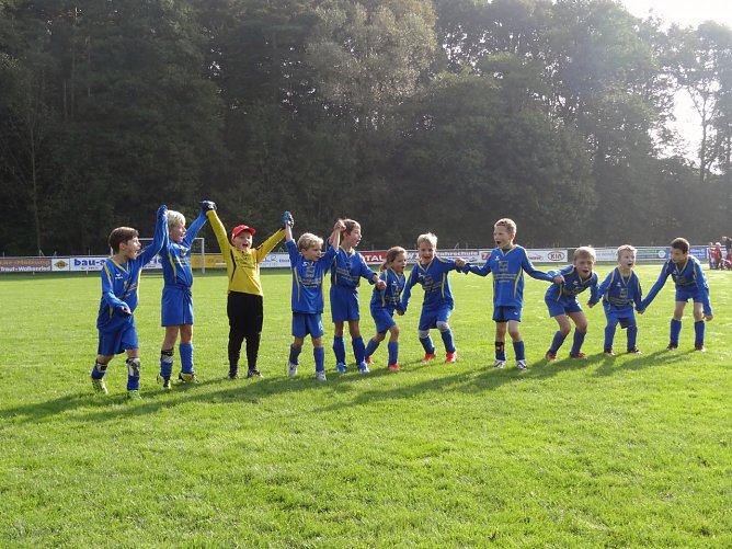 Die Ellricher F-Jugend bleibt ungeschlagen und feiert (Foto: M. Eichel) Die Ellricher F-Jugend bleibt ungeschlagen und feiert (Foto: M. Eichel)