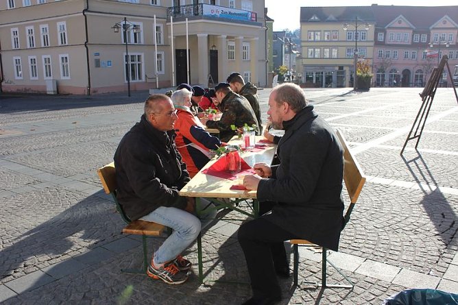 Schmackhaftes Essen f&uuml;r guten Zweck (Foto: Karl-Heinz Herrmann)