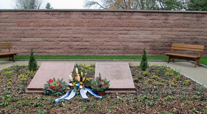 Gemeinsames Gedenken (Foto: Ina Römer) Gemeinsames Gedenken (Foto: Ina Römer)