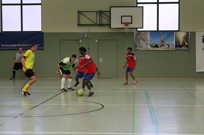 Freundschaftsspiel mit Asylbewerbern (Foto: Karl-Heinz Herrmann)