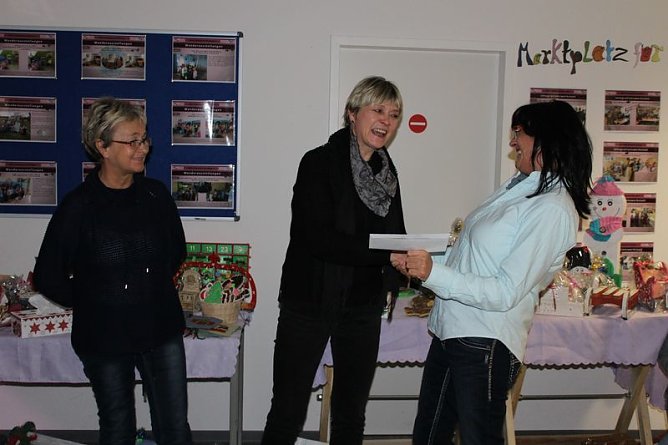 Feierliche Spende für Frauenhaus Sondershausen (Foto: Karl-Heinz Herrmann) Feierliche Spende für Frauenhaus Sondershausen (Foto: Karl-Heinz Herrmann)