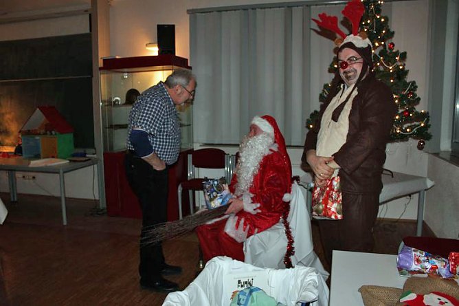 Weihnachtsmann kam mit Rentier (Foto: Karl-Heinz Herrmann)