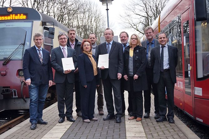 Unterzeichnung des Verkehrsleistungsvertrages (Foto: Sandra Witzel) Unterzeichnung des Verkehrsleistungsvertrages (Foto: Sandra Witzel)