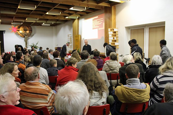 Proppenvoller Gemeindesaal (Foto: Karl-Heinz Herrmann) Proppenvoller Gemeindesaal (Foto: Karl-Heinz Herrmann)