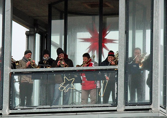 Last uns warm und trocken bleiben - Stürmisches Turmblasen (Foto: Karl-Heinz Herrmann) Last uns warm und trocken bleiben - Stürmisches Turmblasen (Foto: Karl-Heinz Herrmann)