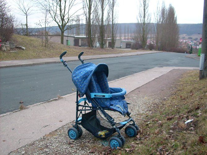 Herrenloser Kinderwagen (Foto: Karl-Heinz Herrmann) Herrenloser Kinderwagen (Foto: Karl-Heinz Herrmann)