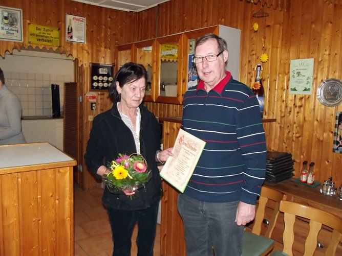 Ehrenurkunde der Gartenfreunde an Ursula Gruppe verliehen (Foto: Thomas Leipold) Ehrenurkunde der Gartenfreunde an Ursula Gruppe verliehen (Foto: Thomas Leipold)