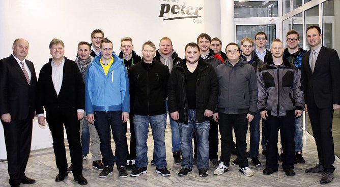 Ausbildung erfolgreich abgeschlossen und übernommen (Foto: Fischer/AH Peter) Ausbildung erfolgreich abgeschlossen und übernommen (Foto: Fischer/AH Peter)