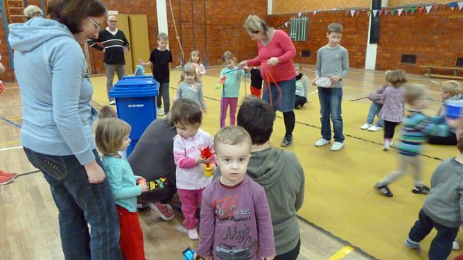 Hurra unsere Spieltonne ist da! (Foto: Sv Glückauf Sondershausen) Hurra unsere Spieltonne ist da! (Foto: Sv Glückauf Sondershausen)