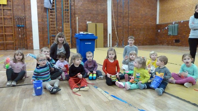 Hurra unsere Spieltonne ist da! (Foto: Sv Glückauf Sondershausen) Hurra unsere Spieltonne ist da! (Foto: Sv Glückauf Sondershausen)