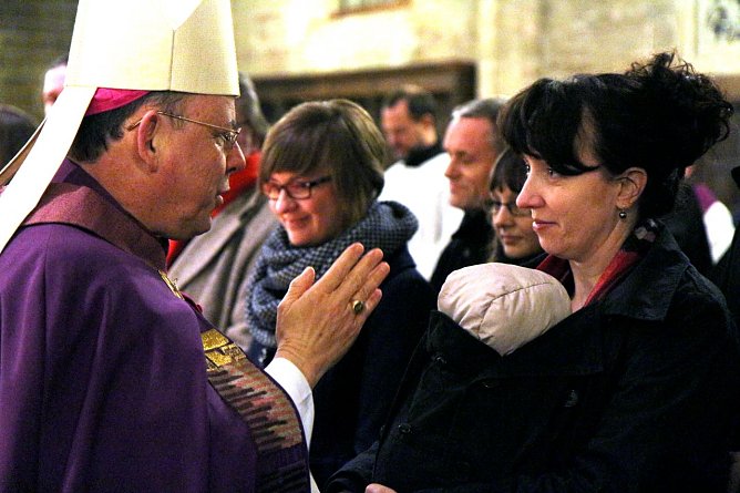 Bischof gratuliert Taufbewerberin (Foto: Peter Weidemann) Bischof gratuliert Taufbewerberin (Foto: Peter Weidemann)