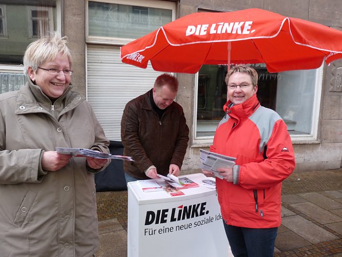 Kersten Naumann am Infostand (Foto: Karl-Heinz Herrmann)