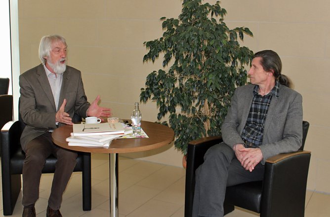 Mit neuem Buch im Kulturcaf&eacute; - Walter Sachs (Foto: Karl-Heinz Herrmann)