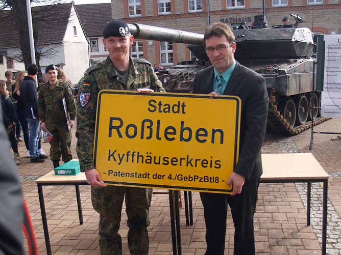 Patenschaft besiegelt (Foto: Bundeswehr) Patenschaft besiegelt (Foto: Bundeswehr)