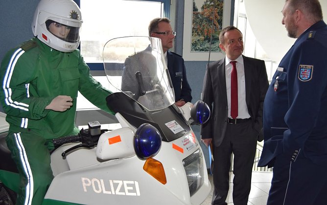 Poppenhäger (Mitte) zum Besuch an der Nordhäuser Darre (Foto: Polizei) Poppenhäger (Mitte) zum Besuch an der Nordhäuser Darre (Foto: Polizei)