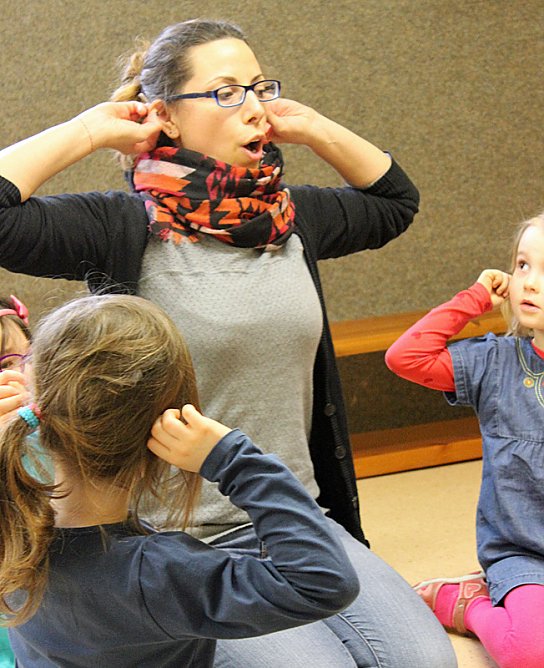Singen mit Kindern (Foto: Thüringer Landesmusikakademie Sondershausen) Singen mit Kindern (Foto: Thüringer Landesmusikakademie Sondershausen)