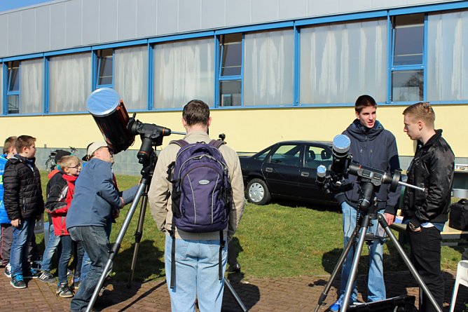 Ansturm an den Fernrohren (Foto: Karl-Heinz Herrmann)