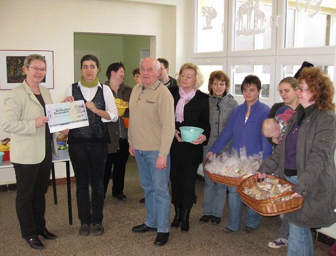 &Uuml;bergabe Scheck (Foto: MDB Naumann)