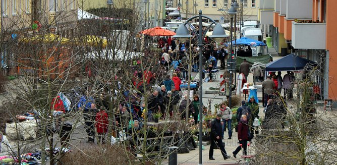 Menschen über Menschen (Foto: Karl-Heinz Herrmann) Menschen über Menschen (Foto: Karl-Heinz Herrmann)