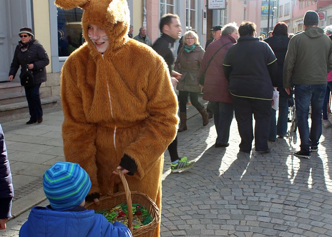 Menschen über Menschen (Foto: Karl-Heinz Herrmann) Menschen über Menschen (Foto: Karl-Heinz Herrmann)