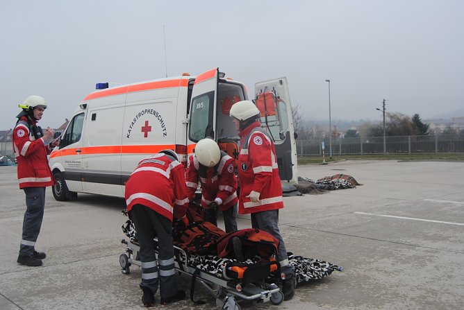 Schwieriges Szenario für die Einsatzkräfte zum Frühstück (Foto: DRK) Schwieriges Szenario für die Einsatzkräfte zum Frühstück (Foto: DRK)