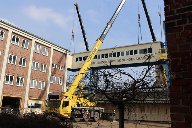 Neue Seilfahrtsbr&uuml;cke wird montiert (Foto: Karl-Heinz Herrmann)