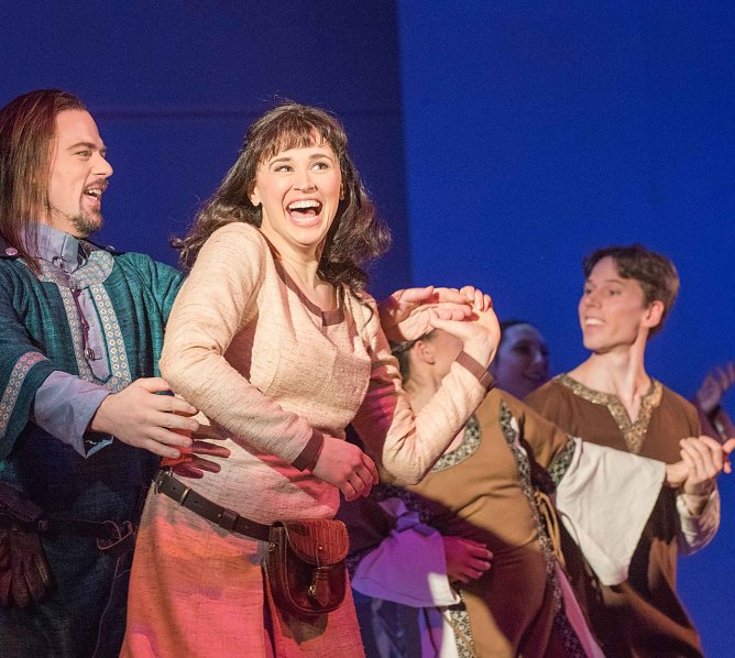    Foto: Patrick Stanke (Gerold), Femke Soetenga (Johanna), Ensemble (Foto: R. Obst)