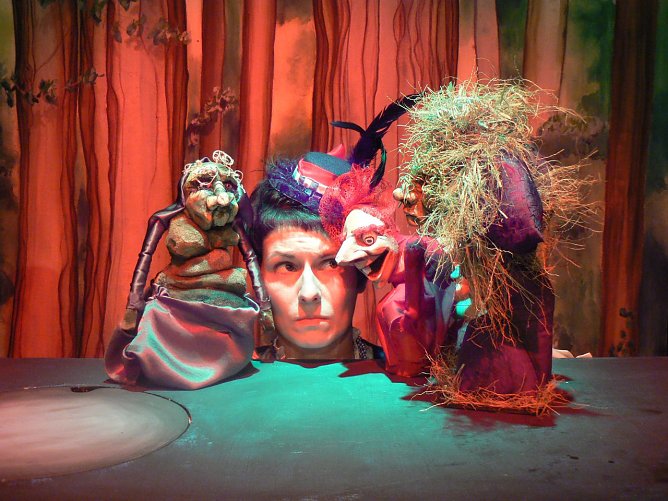 Die Kompanie HANDMAIDS zeigt Die kleine Hexe am Theater Nordhausen (Foto: Kompanie HANDMAIDS) Die Kompanie HANDMAIDS zeigt Die kleine Hexe am Theater Nordhausen (Foto: Kompanie HANDMAIDS)